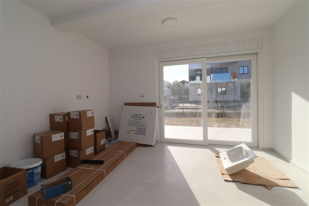na-prodej-novy-apartman-se-2-loznicemi-a-zahradou-vodice-chorvatsko