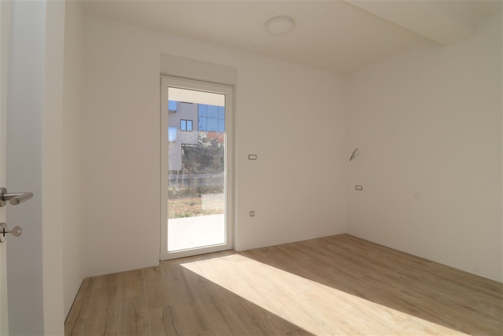 na-prodej-novy-apartman-se-2-loznicemi-a-zahradou-vodice-chorvatsko