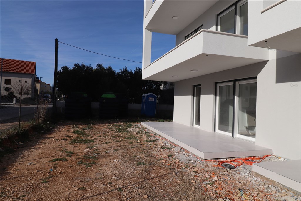 na-prodej-novy-apartman-se-2-loznicemi-a-zahradou-vodice-chorvatsko