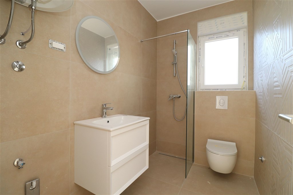 na-prodej-novy-apartman-se-2-loznicemi-a-zahradou-vodice-chorvatsko