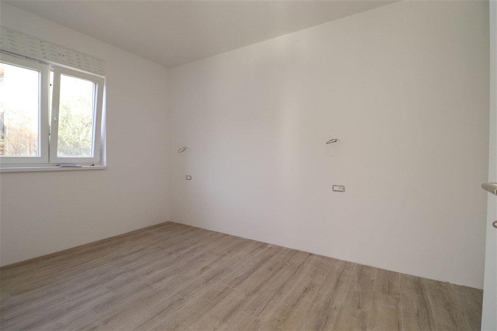 na-prodej-novy-apartman-se-2-loznicemi-a-zahradou-vodice-chorvatsko