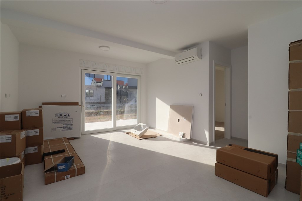 na-prodej-novy-apartman-se-2-loznicemi-a-zahradou-vodice-chorvatsko