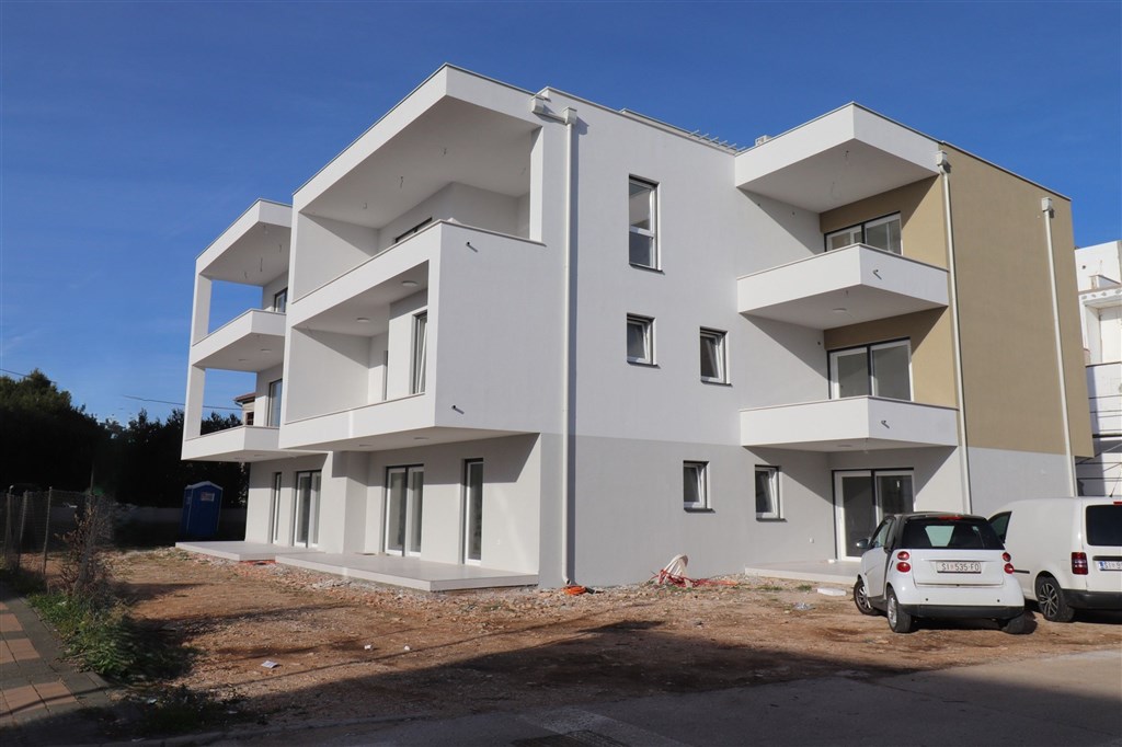 na-prodej-novy-apartman-se-2-loznicemi-a-zahradou-vodice-chorvatsko