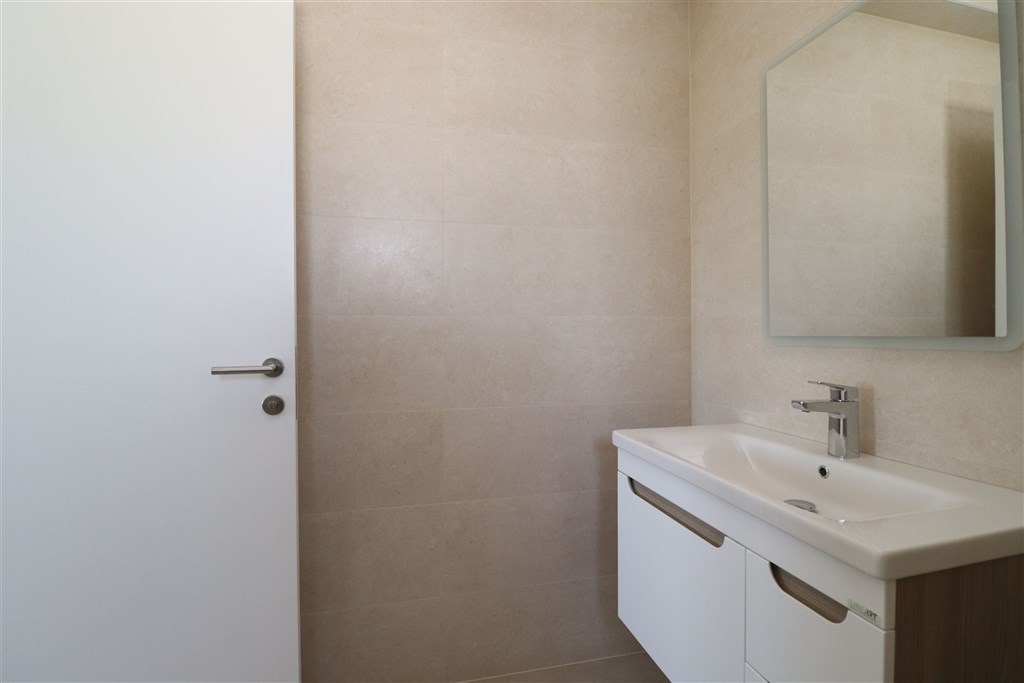 na-prodej-novy-prostorny-apartman-se-dvema-loznicemi-velkou-terasou-a-vyhledem-na-more-vodice-chorvatsko