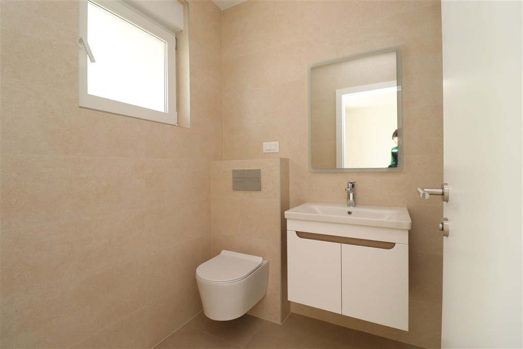 na-prodej-novy-prostorny-apartman-se-dvema-loznicemi-velkou-terasou-a-vyhledem-na-more-vodice-chorvatsko