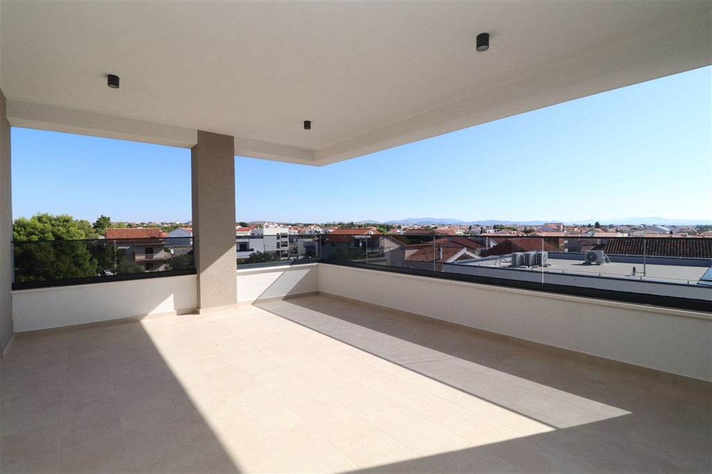 na-prodej-novy-prostorny-apartman-se-dvema-loznicemi-velkou-terasou-a-vyhledem-na-more-vodice-chorvatsko