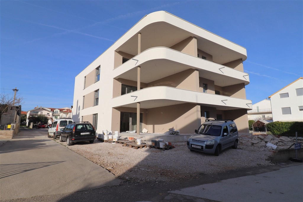 na-prodej-novy-apartman-se-dvema-loznicemi-a-predzahradkou-par-metru-od-more-vodice-chorvatsko