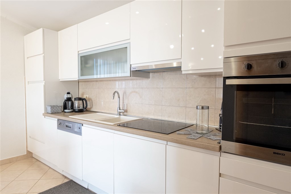 na-prodej-velmi-pekny-a-prostorny-apartman-s-vyhledem-na-more-a-okolni-ostrovy-100-m-od-plaze-v-malebne-obci-kozino-u-zadaru-chorvatsko