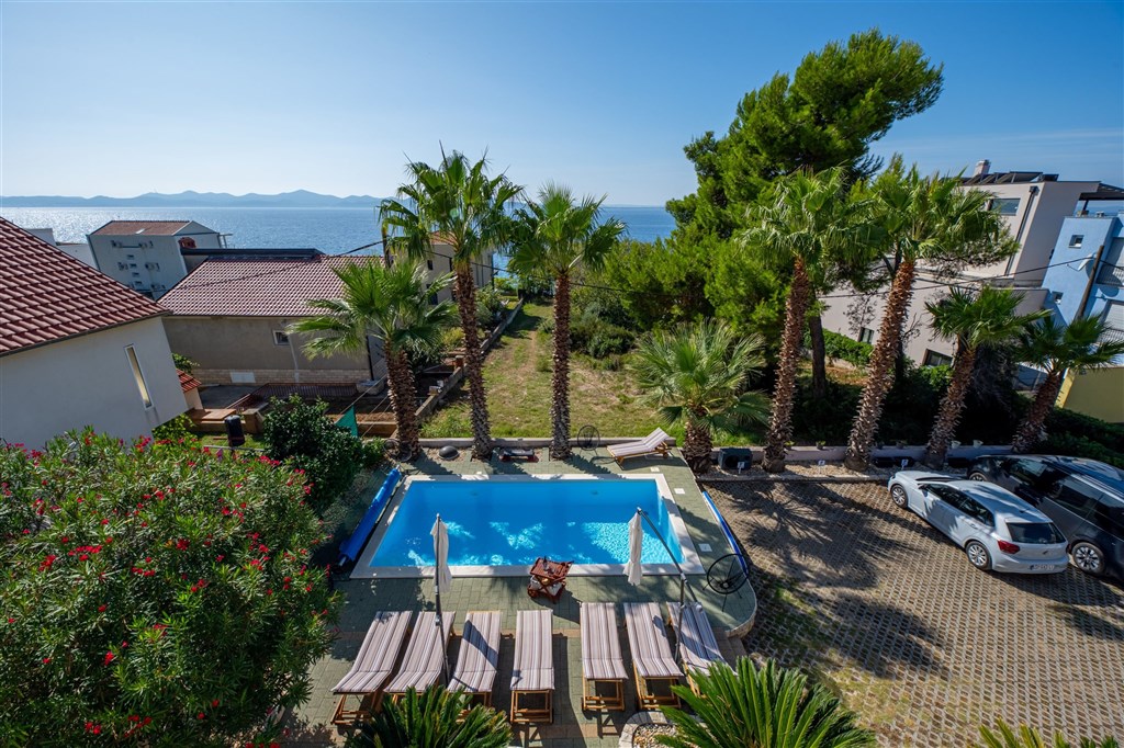 na-prodej-velmi-pekny-a-prostorny-apartman-s-vyhledem-na-more-a-okolni-ostrovy-100-m-od-plaze-v-malebne-obci-kozino-u-zadaru-chorvatsko