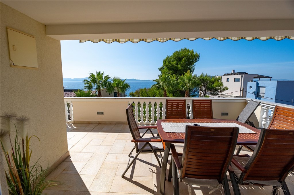 na-prodej-velmi-pekny-a-prostorny-apartman-s-vyhledem-na-more-a-okolni-ostrovy-100-m-od-plaze-v-malebne-obci-kozino-u-zadaru-chorvatsko