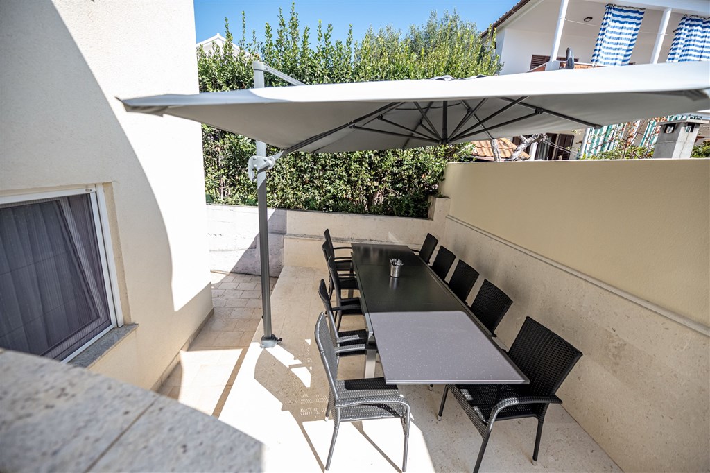 na-prodej-velmi-pekny-a-prostorny-apartman-s-vyhledem-na-more-a-okolni-ostrovy-100-m-od-plaze-v-malebne-obci-kozino-u-zadaru-chorvatsko