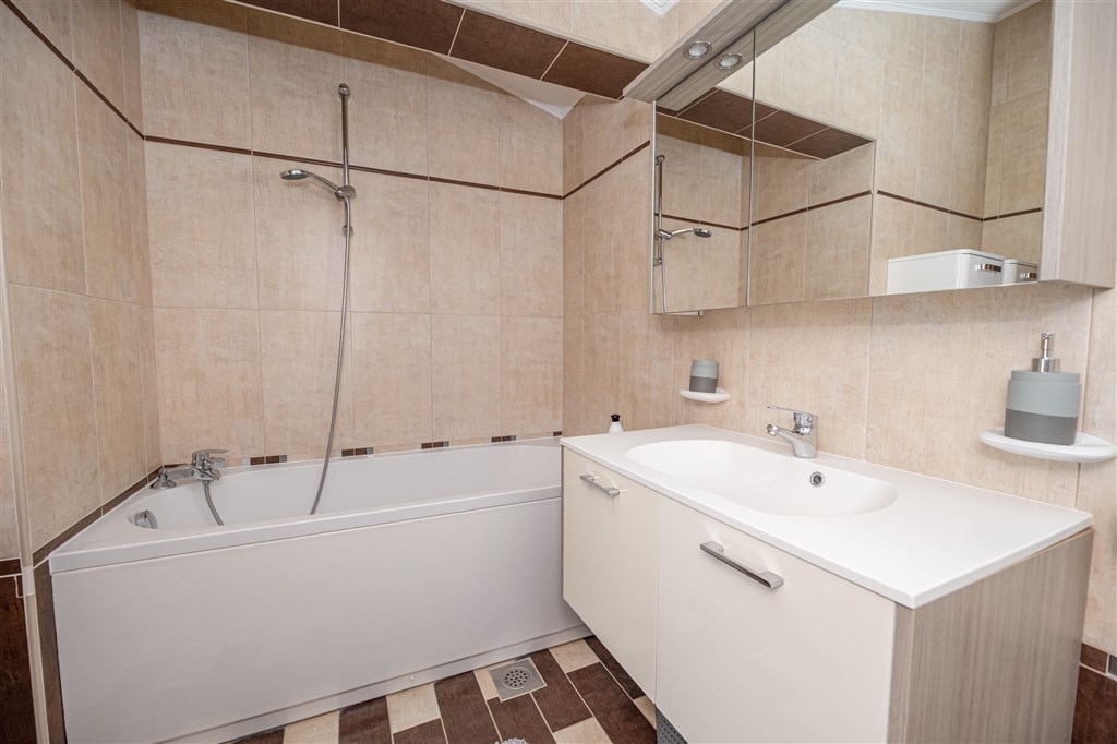 na-prodej-velmi-pekny-a-prostorny-apartman-s-vyhledem-na-more-a-okolni-ostrovy-100-m-od-plaze-v-malebne-obci-kozino-u-zadaru-chorvatsko