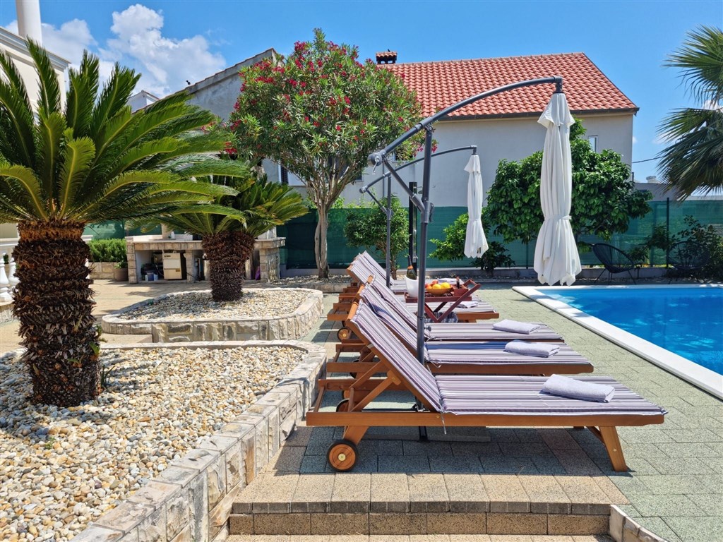 na-prodej-velmi-pekny-a-prostorny-apartman-s-vyhledem-na-more-a-okolni-ostrovy-100-m-od-plaze-v-malebne-obci-kozino-u-zadaru-chorvatsko