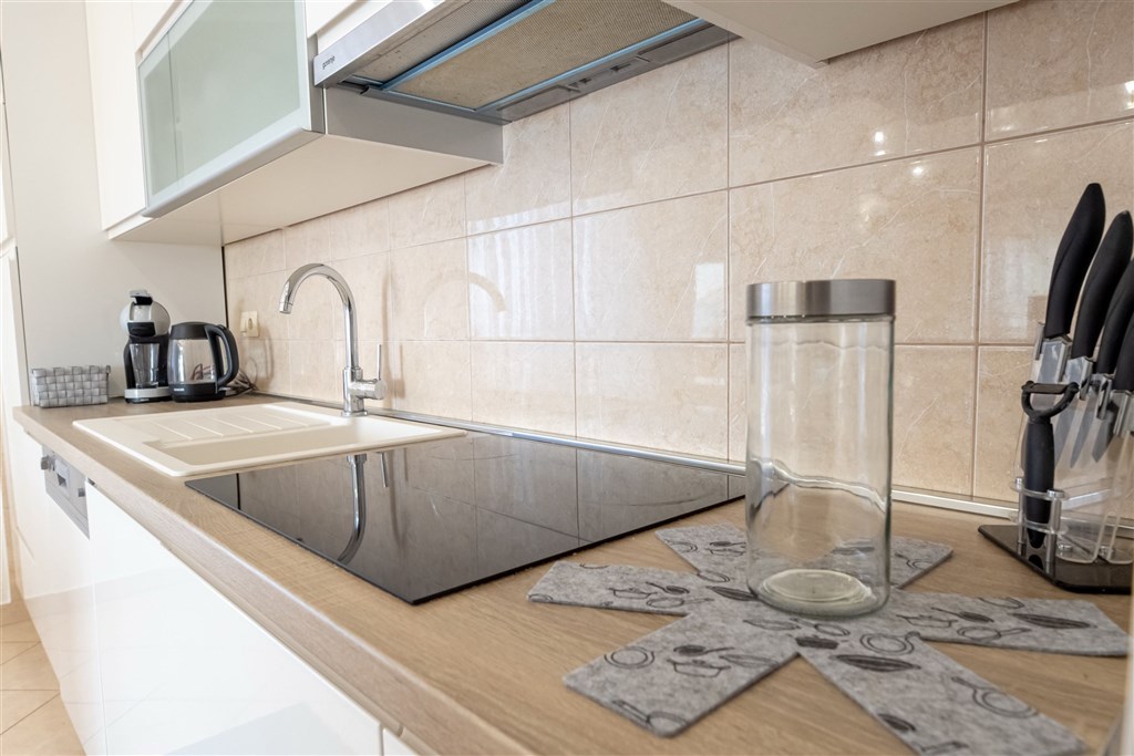 na-prodej-velmi-pekny-a-prostorny-apartman-s-vyhledem-na-more-a-okolni-ostrovy-100-m-od-plaze-v-malebne-obci-kozino-u-zadaru-chorvatsko