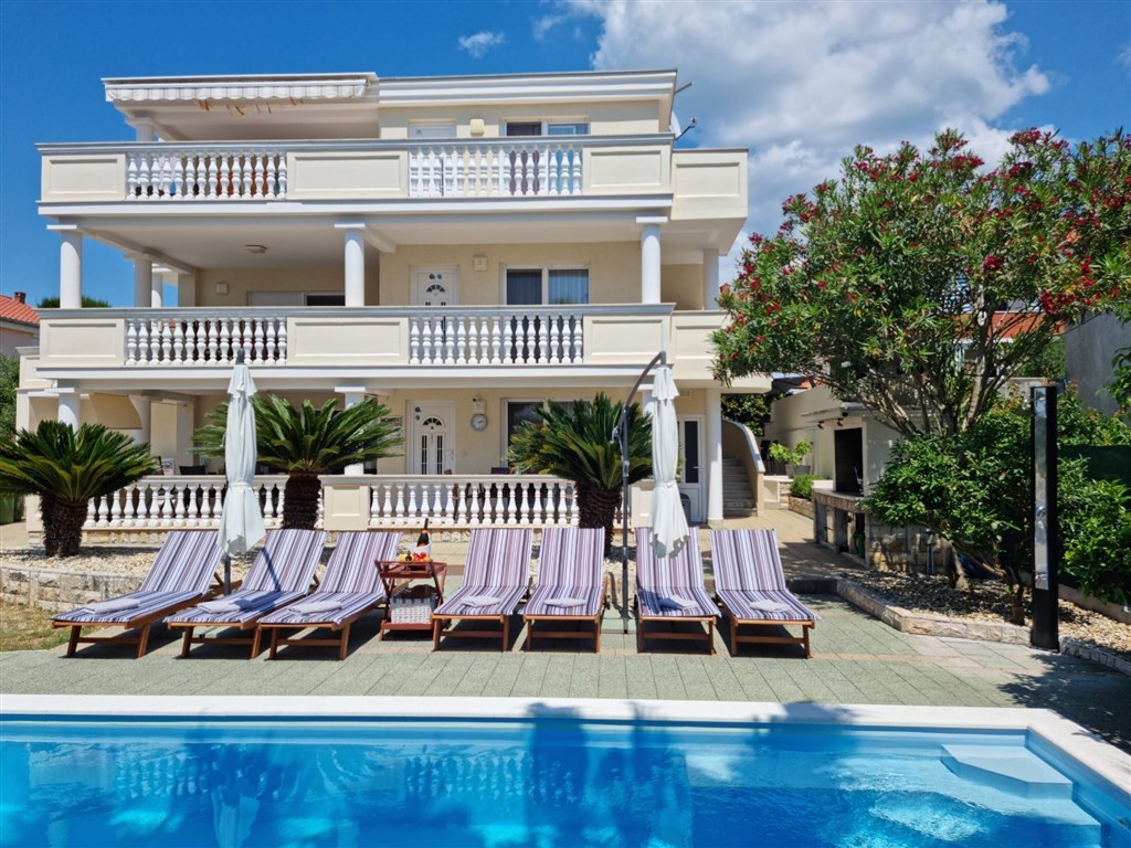 na-prodej-velmi-pekny-a-prostorny-apartman-s-vyhledem-na-more-a-okolni-ostrovy-100-m-od-plaze-v-malebne-obci-kozino-u-zadaru-chorvatsko