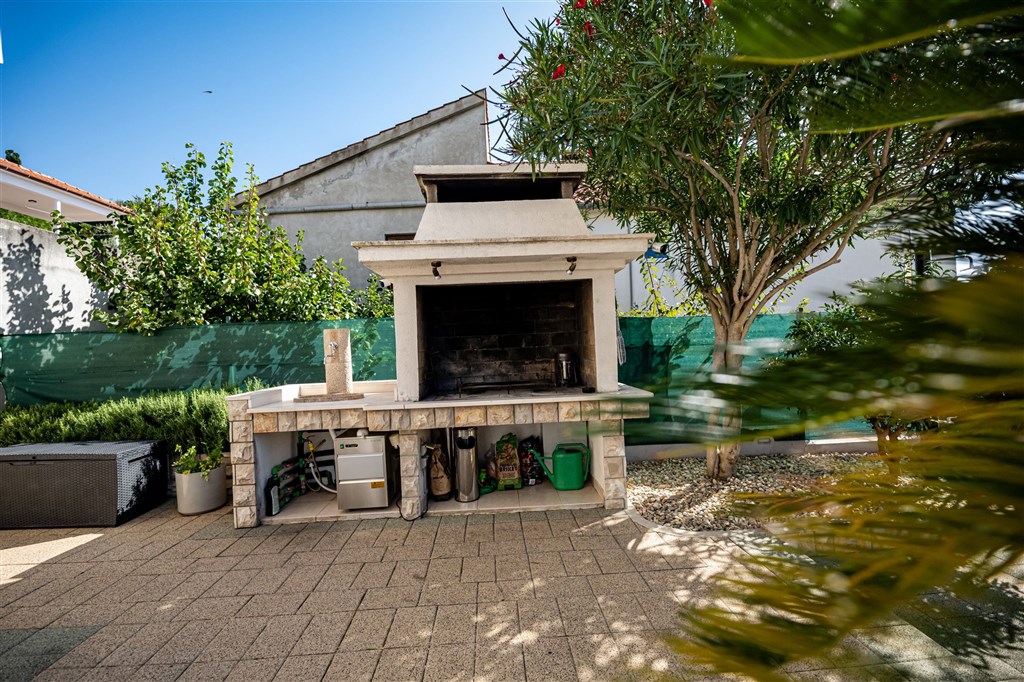 na-prodej-velmi-pekny-a-prostorny-apartman-s-vyhledem-na-more-a-okolni-ostrovy-100-m-od-plaze-v-malebne-obci-kozino-u-zadaru-chorvatsko