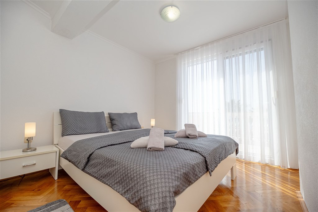 na-prodej-velmi-pekny-a-prostorny-apartman-s-vyhledem-na-more-a-okolni-ostrovy-100-m-od-plaze-v-malebne-obci-kozino-u-zadaru-chorvatsko