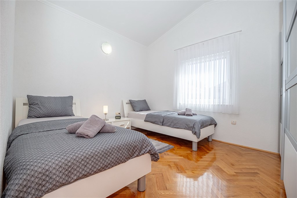 na-prodej-velmi-pekny-a-prostorny-apartman-s-vyhledem-na-more-a-okolni-ostrovy-100-m-od-plaze-v-malebne-obci-kozino-u-zadaru-chorvatsko
