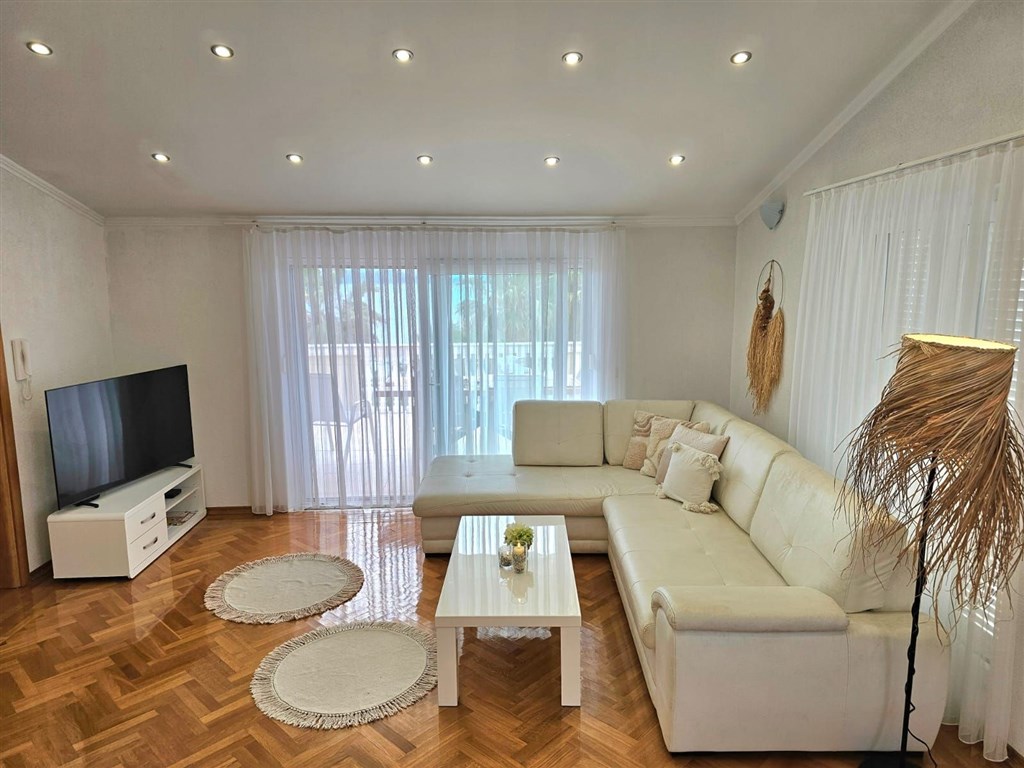 na-prodej-velmi-pekny-a-prostorny-apartman-s-vyhledem-na-more-a-okolni-ostrovy-100-m-od-plaze-v-malebne-obci-kozino-u-zadaru-chorvatsko