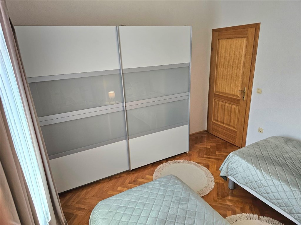 na-prodej-velmi-pekny-a-prostorny-apartman-s-vyhledem-na-more-a-okolni-ostrovy-100-m-od-plaze-v-malebne-obci-kozino-u-zadaru-chorvatsko