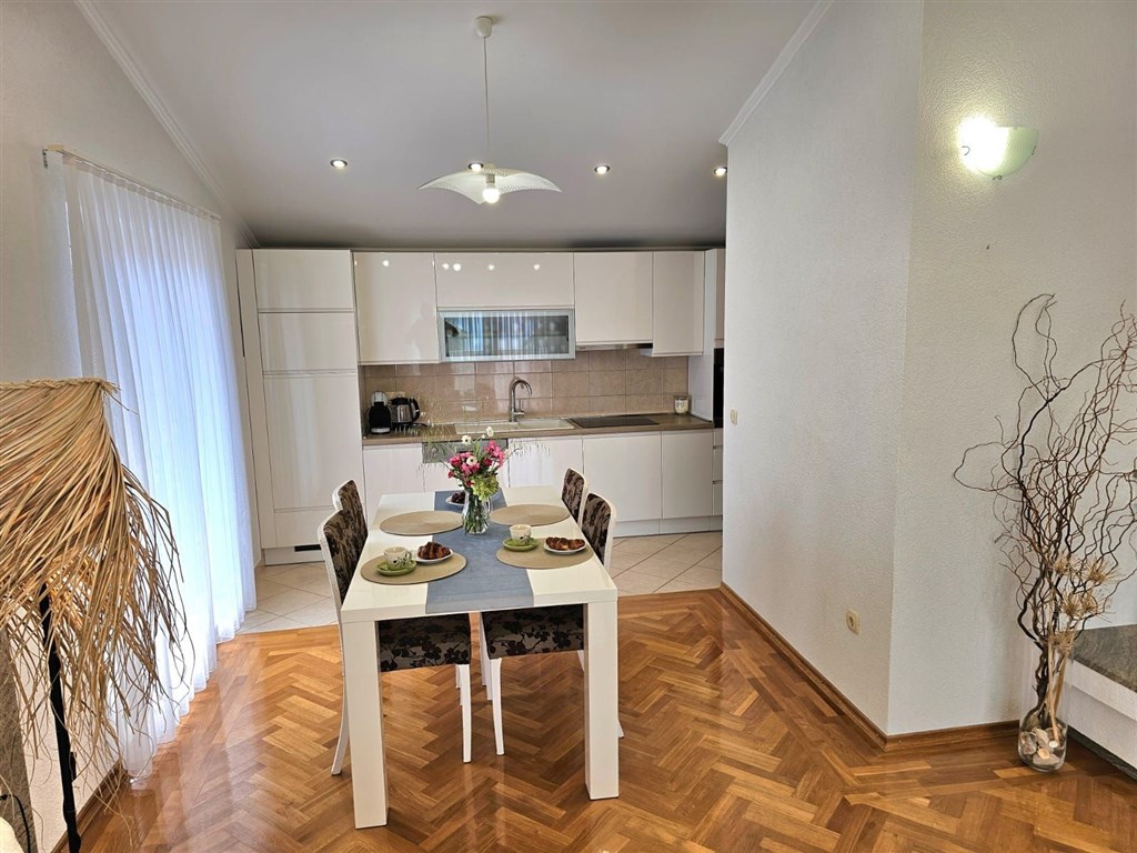 na-prodej-velmi-pekny-a-prostorny-apartman-s-vyhledem-na-more-a-okolni-ostrovy-100-m-od-plaze-v-malebne-obci-kozino-u-zadaru-chorvatsko