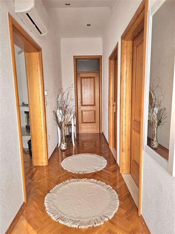 na-prodej-velmi-pekny-a-prostorny-apartman-s-vyhledem-na-more-a-okolni-ostrovy-100-m-od-plaze-v-malebne-obci-kozino-u-zadaru-chorvatsko