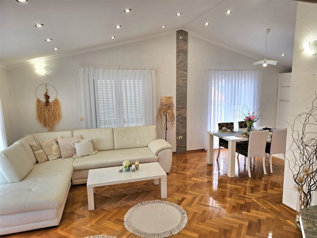 na-prodej-velmi-pekny-a-prostorny-apartman-s-vyhledem-na-more-a-okolni-ostrovy-100-m-od-plaze-v-malebne-obci-kozino-u-zadaru-chorvatsko