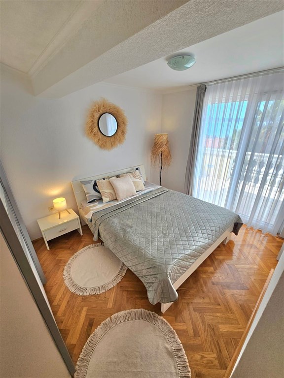 na-prodej-velmi-pekny-a-prostorny-apartman-s-vyhledem-na-more-a-okolni-ostrovy-100-m-od-plaze-v-malebne-obci-kozino-u-zadaru-chorvatsko