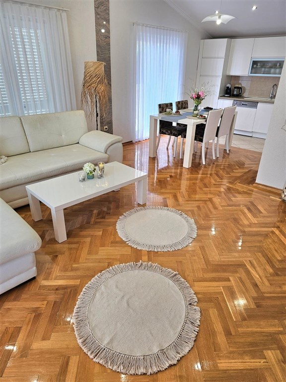 na-prodej-velmi-pekny-a-prostorny-apartman-s-vyhledem-na-more-a-okolni-ostrovy-100-m-od-plaze-v-malebne-obci-kozino-u-zadaru-chorvatsko