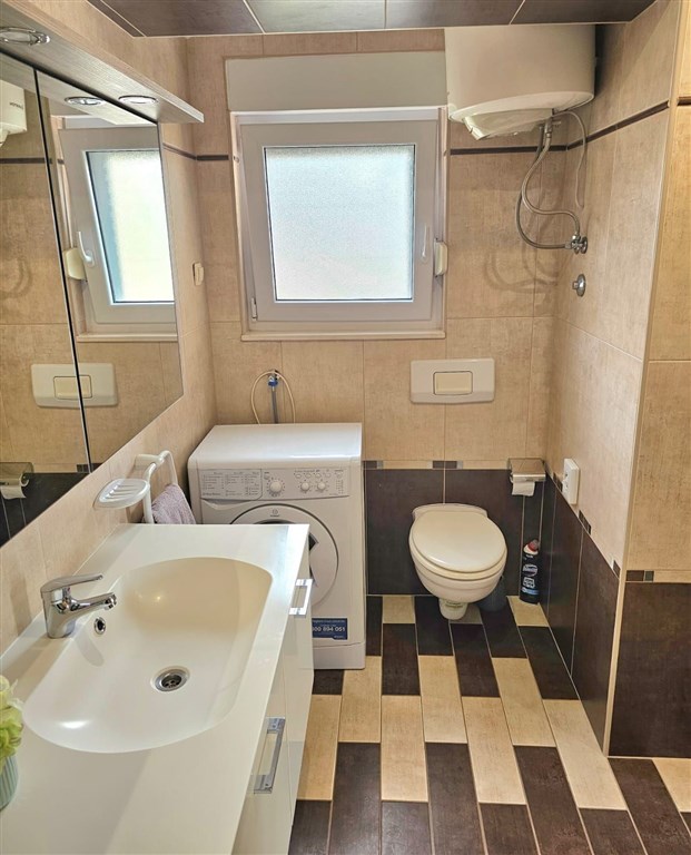 na-prodej-velmi-pekny-a-prostorny-apartman-s-vyhledem-na-more-a-okolni-ostrovy-100-m-od-plaze-v-malebne-obci-kozino-u-zadaru-chorvatsko