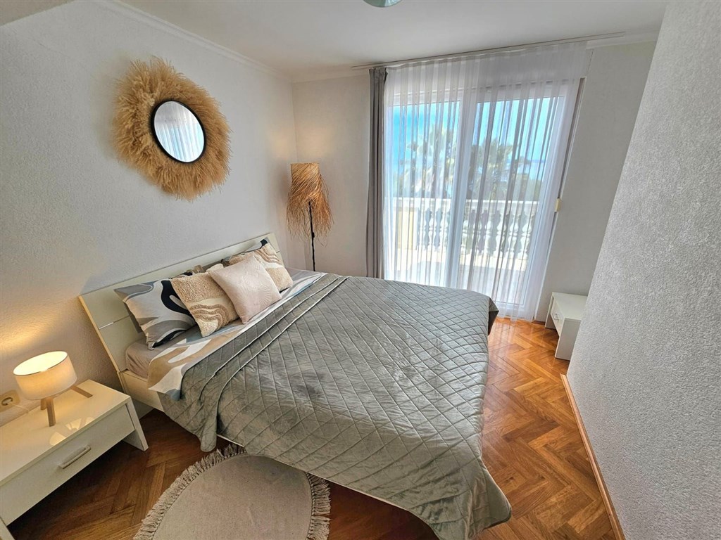 na-prodej-velmi-pekny-a-prostorny-apartman-s-vyhledem-na-more-a-okolni-ostrovy-100-m-od-plaze-v-malebne-obci-kozino-u-zadaru-chorvatsko