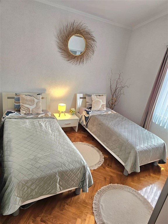 na-prodej-velmi-pekny-a-prostorny-apartman-s-vyhledem-na-more-a-okolni-ostrovy-100-m-od-plaze-v-malebne-obci-kozino-u-zadaru-chorvatsko
