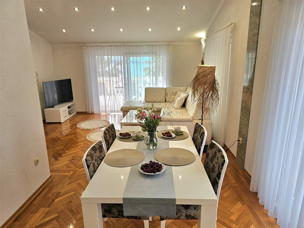 na-prodej-velmi-pekny-a-prostorny-apartman-s-vyhledem-na-more-a-okolni-ostrovy-100-m-od-plaze-v-malebne-obci-kozino-u-zadaru-chorvatsko