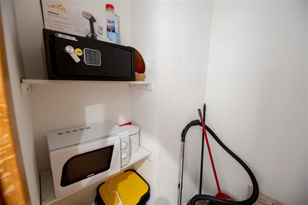 na-prodej-velmi-pekny-a-prostorny-apartman-s-vyhledem-na-more-a-okolni-ostrovy-100-m-od-plaze-v-malebne-obci-kozino-u-zadaru-chorvatsko