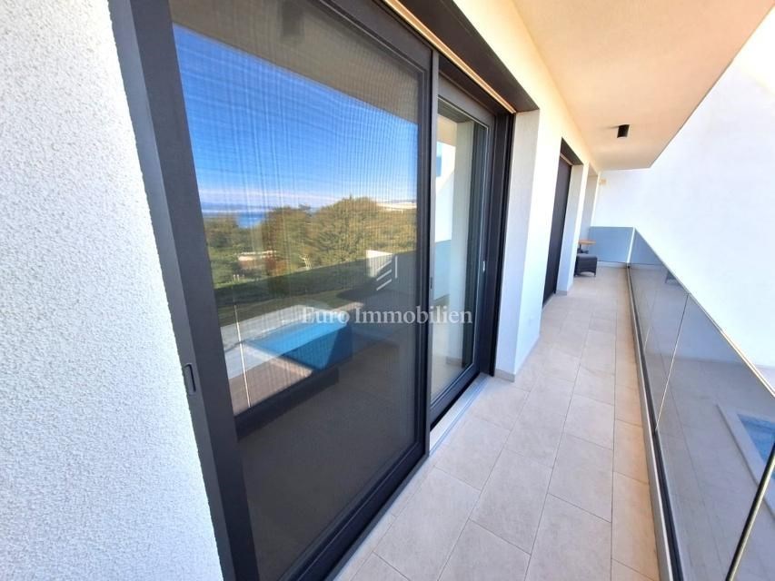 na-prodej-moderni-apartman-s-castecnym-vyhledem-na-more-malinska-ostrov-krk-chorvatsko
