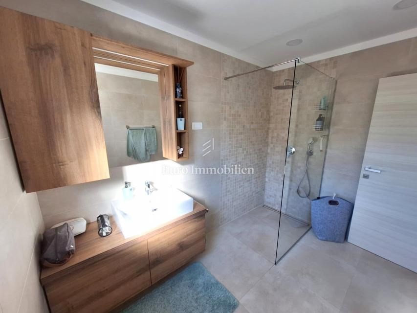 na-prodej-moderni-apartman-s-castecnym-vyhledem-na-more-malinska-ostrov-krk-chorvatsko