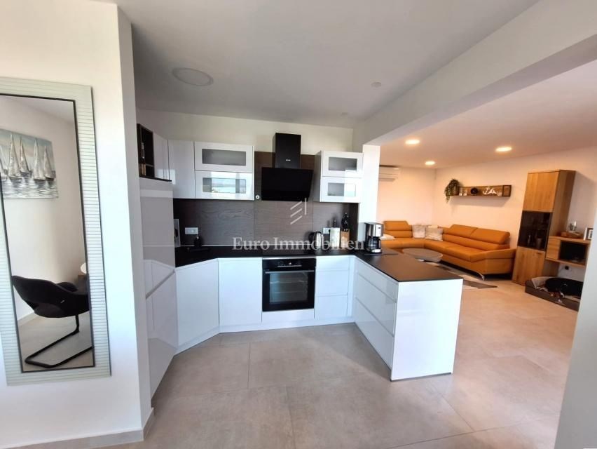 na-prodej-moderni-apartman-s-castecnym-vyhledem-na-more-malinska-ostrov-krk-chorvatsko