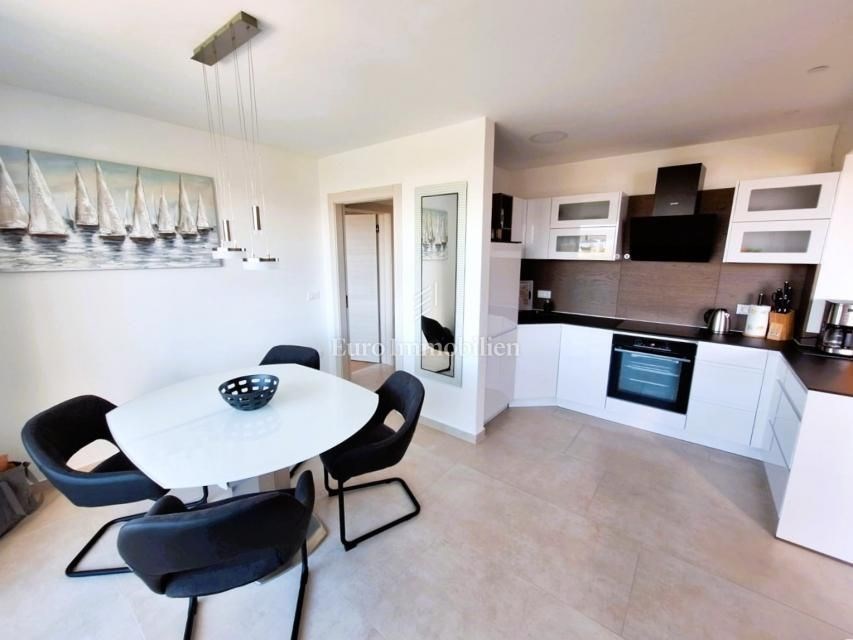 na-prodej-moderni-apartman-s-castecnym-vyhledem-na-more-malinska-ostrov-krk-chorvatsko