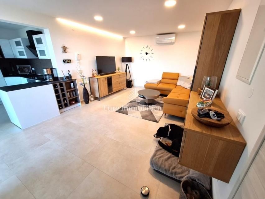 na-prodej-moderni-apartman-s-castecnym-vyhledem-na-more-malinska-ostrov-krk-chorvatsko