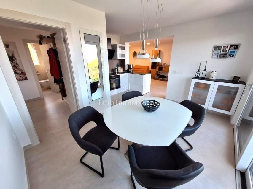 na-prodej-moderni-apartman-s-castecnym-vyhledem-na-more-malinska-ostrov-krk-chorvatsko