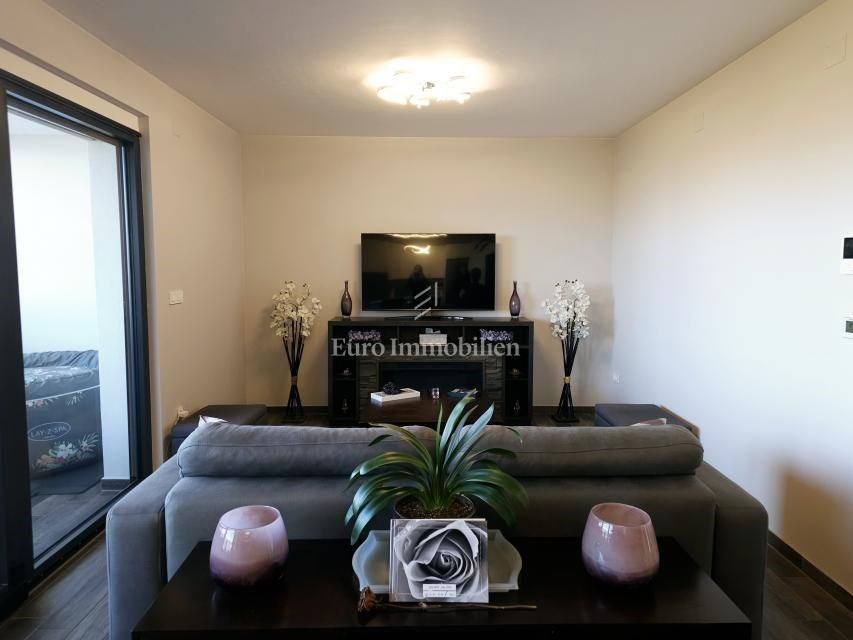 na-prodej-moderne-zarizeny-apartman-se-dvema-loznicemi-a-velkou-krytou-terasou-s-castecnym-vyhledem-na-more-malinska-ostrov-krk-chorvatsko