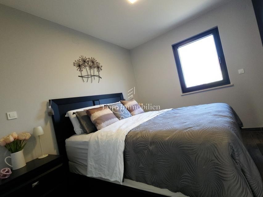 na-prodej-moderne-zarizeny-apartman-se-dvema-loznicemi-a-velkou-krytou-terasou-s-castecnym-vyhledem-na-more-malinska-ostrov-krk-chorvatsko