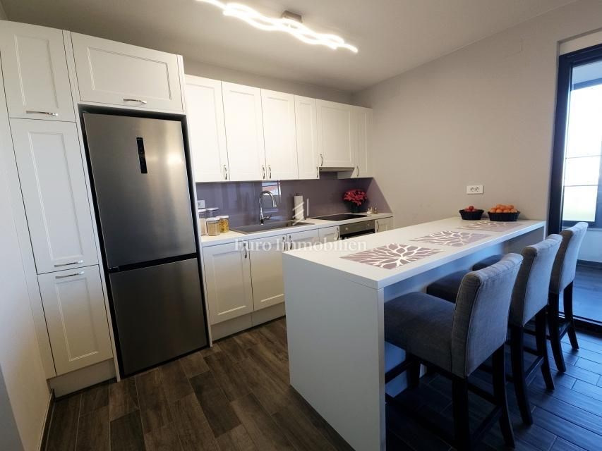 na-prodej-moderne-zarizeny-apartman-se-dvema-loznicemi-a-velkou-krytou-terasou-s-castecnym-vyhledem-na-more-malinska-ostrov-krk-chorvatsko