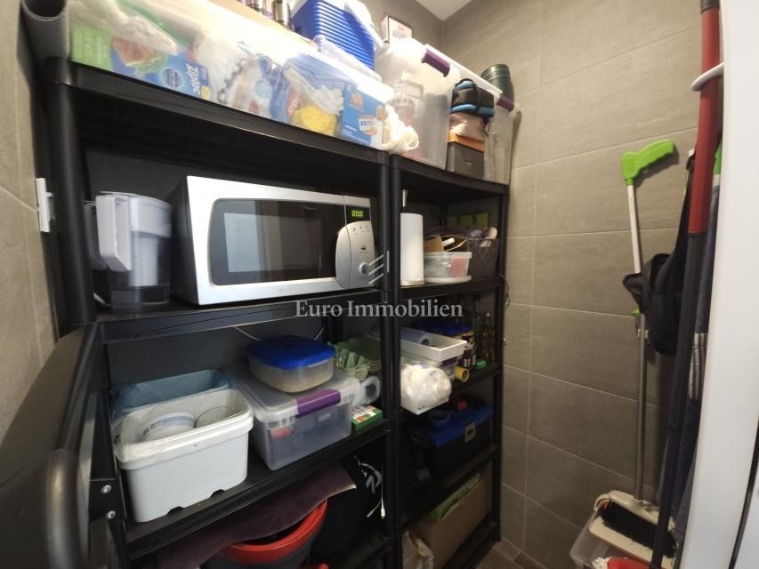 na-prodej-moderne-zarizeny-apartman-se-dvema-loznicemi-a-velkou-krytou-terasou-s-castecnym-vyhledem-na-more-malinska-ostrov-krk-chorvatsko