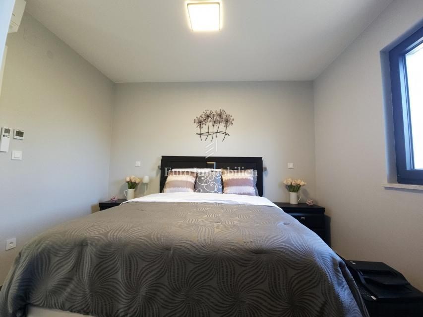 na-prodej-moderne-zarizeny-apartman-se-dvema-loznicemi-a-velkou-krytou-terasou-s-castecnym-vyhledem-na-more-malinska-ostrov-krk-chorvatsko