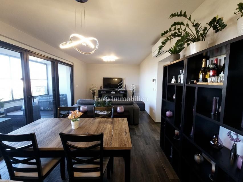 na-prodej-moderne-zarizeny-apartman-se-dvema-loznicemi-a-velkou-krytou-terasou-s-castecnym-vyhledem-na-more-malinska-ostrov-krk-chorvatsko