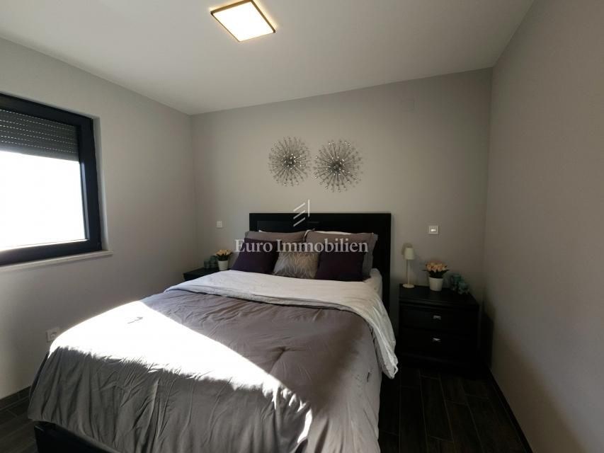 na-prodej-moderne-zarizeny-apartman-se-dvema-loznicemi-a-velkou-krytou-terasou-s-castecnym-vyhledem-na-more-malinska-ostrov-krk-chorvatsko