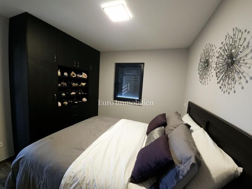 na-prodej-moderne-zarizeny-apartman-se-dvema-loznicemi-a-velkou-krytou-terasou-s-castecnym-vyhledem-na-more-malinska-ostrov-krk-chorvatsko