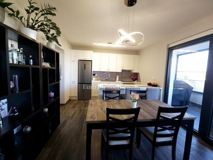 na-prodej-moderne-zarizeny-apartman-se-dvema-loznicemi-a-velkou-krytou-terasou-s-castecnym-vyhledem-na-more-malinska-ostrov-krk-chorvatsko