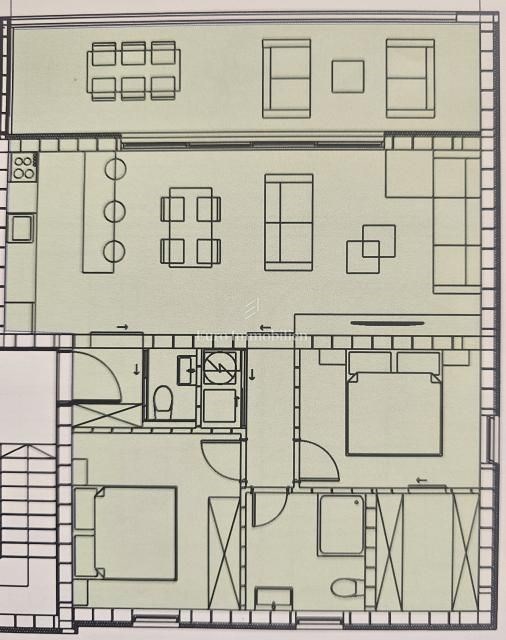 na-prodej-moderne-zarizeny-apartman-se-dvema-loznicemi-a-velkou-krytou-terasou-s-castecnym-vyhledem-na-more-malinska-ostrov-krk-chorvatsko